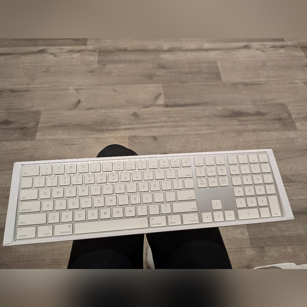 Magic keyboard with numeric keypad EUC